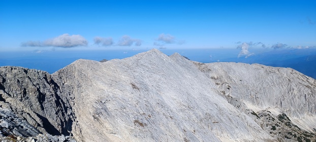 grimpant la cime Vihren et la cime Kutelo